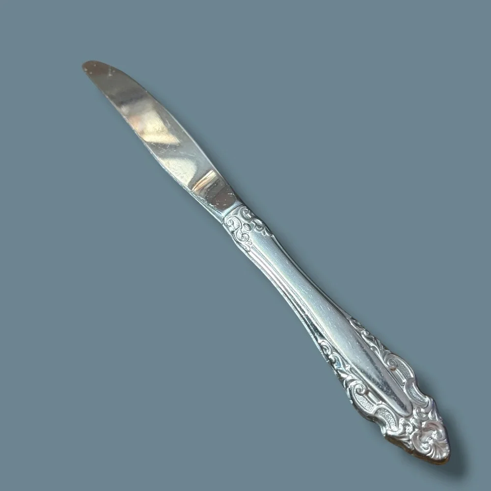 Gorham.‎ Stainless Pierced Baroque 9 in Dinner Knife Ornate Scroll Handle